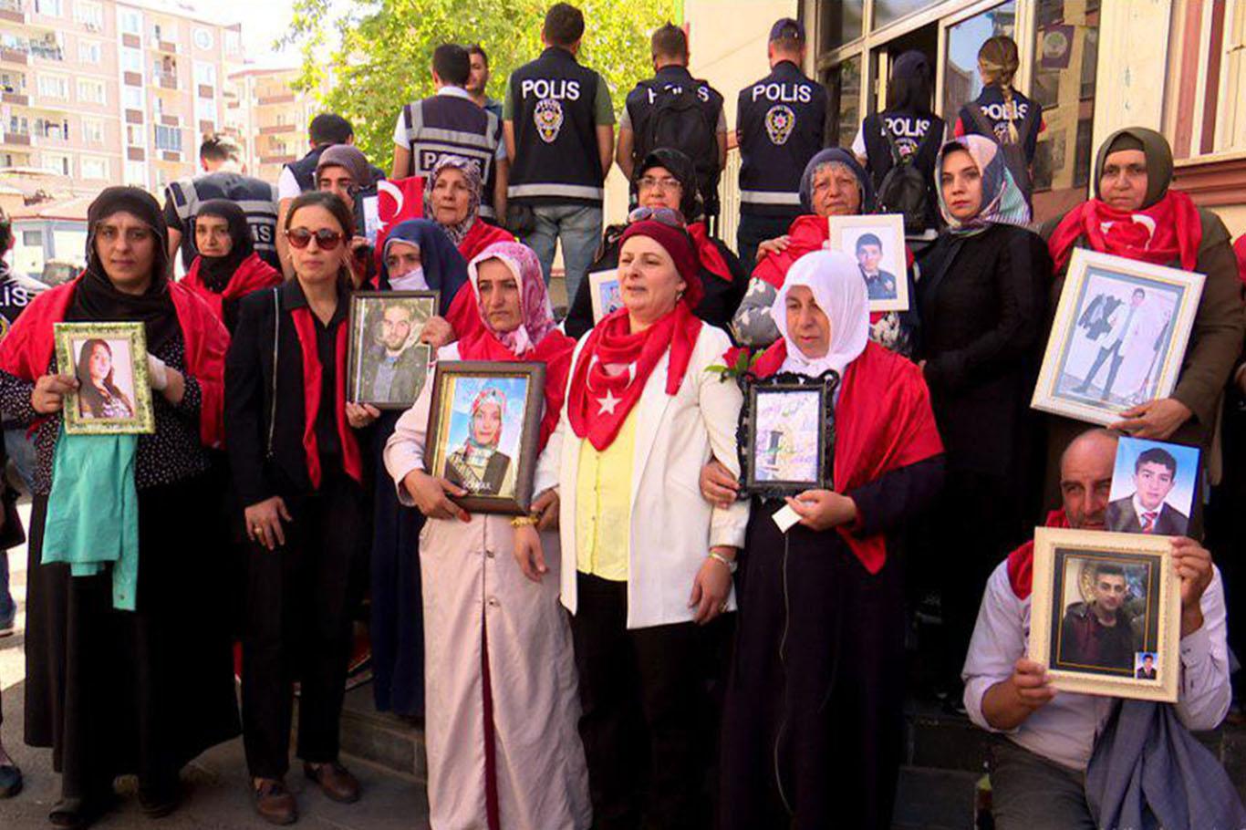 Evlat nöbetindeki annelerin duyguları üzerinden ırkçı söylemler