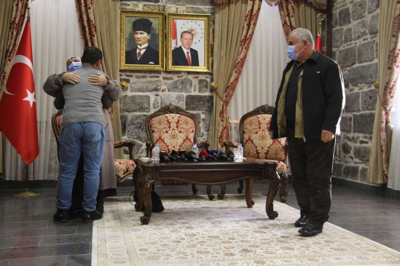 Evlat nöbetindeki bir aile daha evladına kavuştu