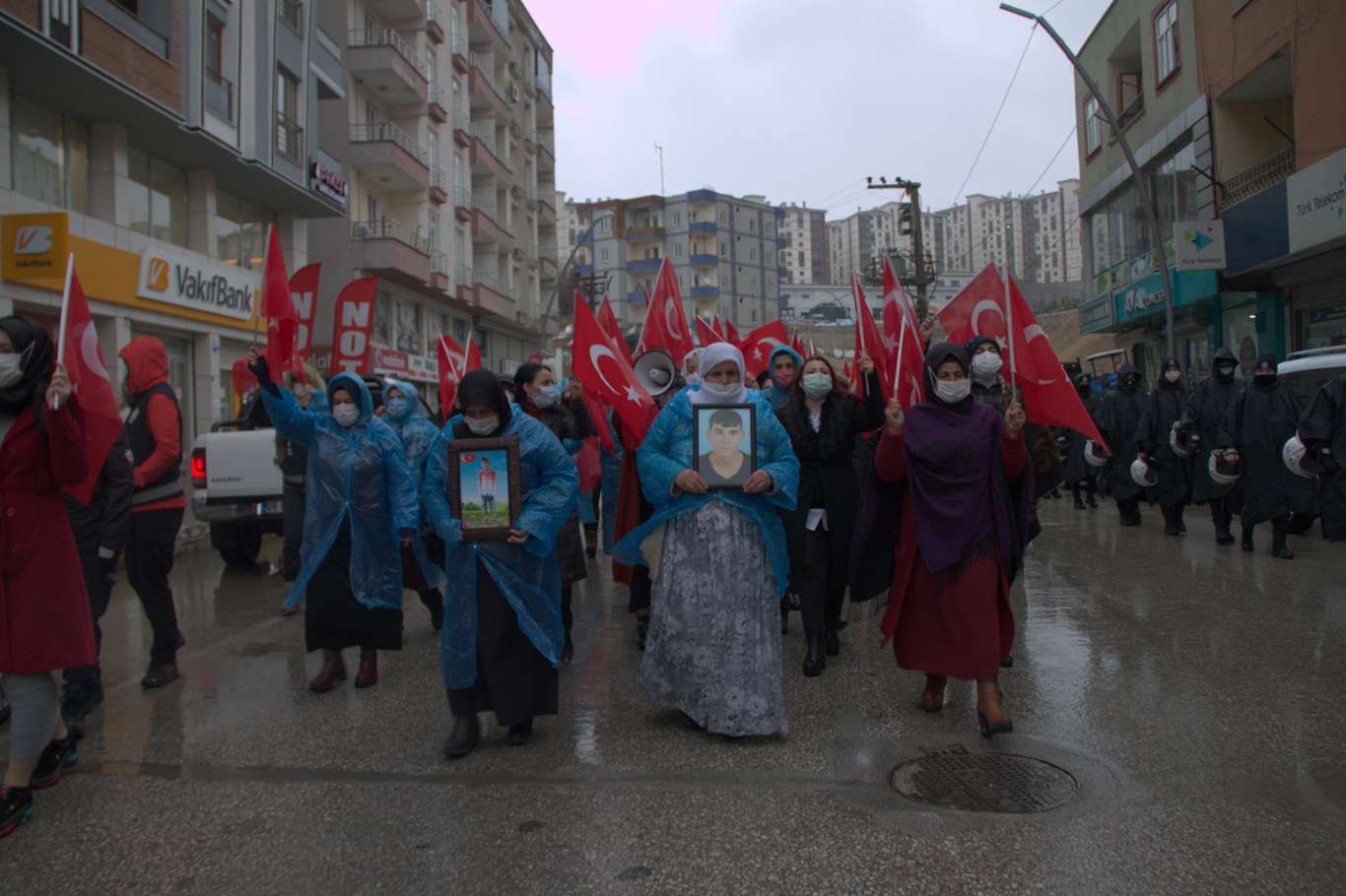 Evlatları PKK tarafından kaçırılan Şırnaklı annelerden Diyarbakır annelerine destek