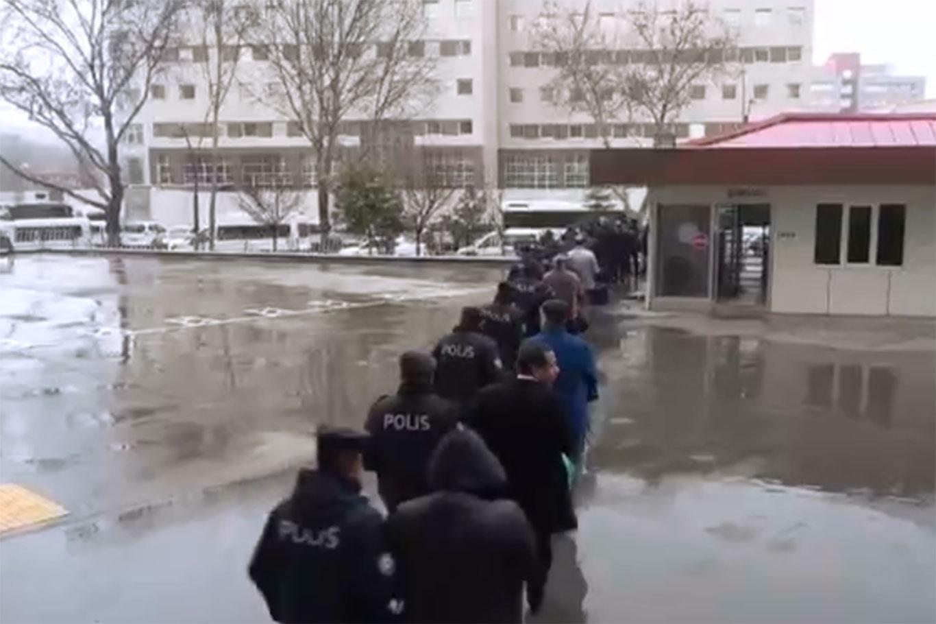 FETÖ operasyonunda gözaltına alınan 21 şüpheli adliyeye sevk edildi