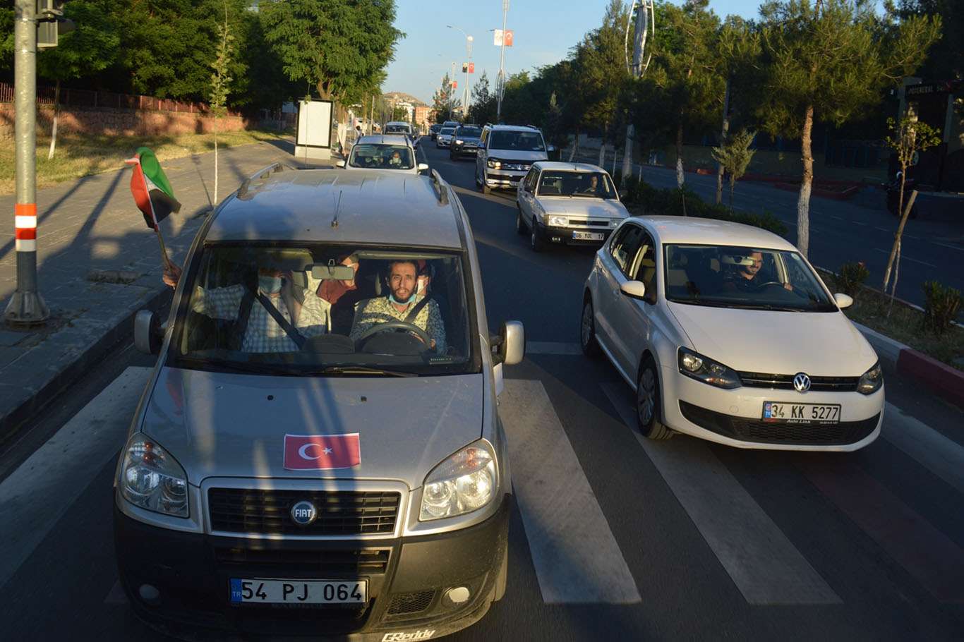  Filistin'deki Müslümanlara yüzlerce araçlık konvoyla destek