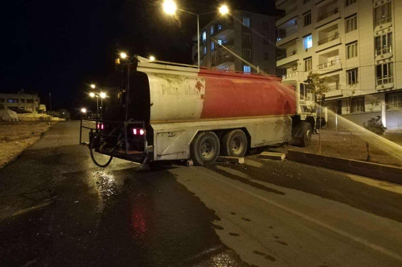  Freni patlayan sulama aracı refüje çarparak durabildi