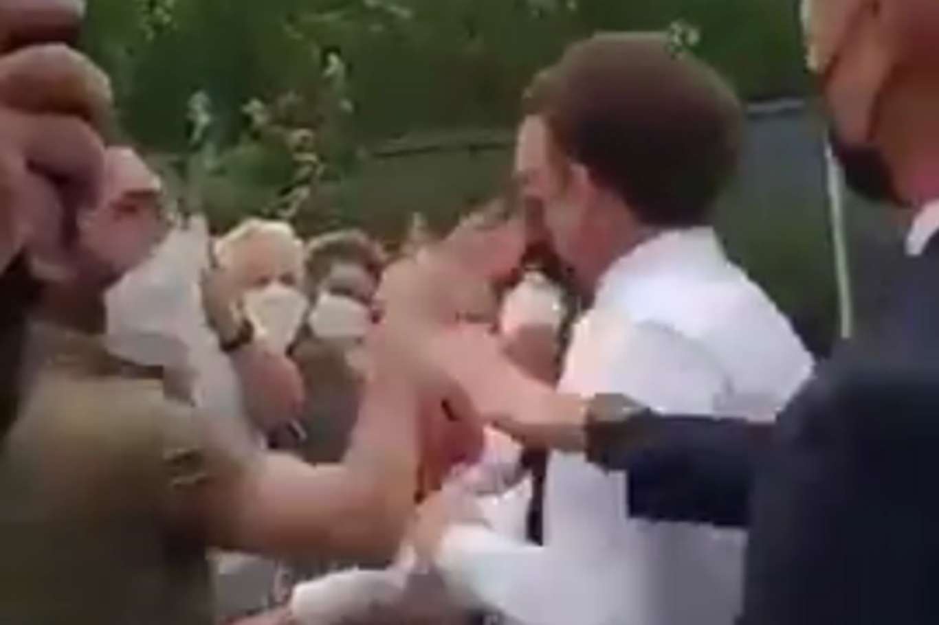 Fransa Cumhurbaşkanı Macron'a atılan tokat kameraya yansıdı
