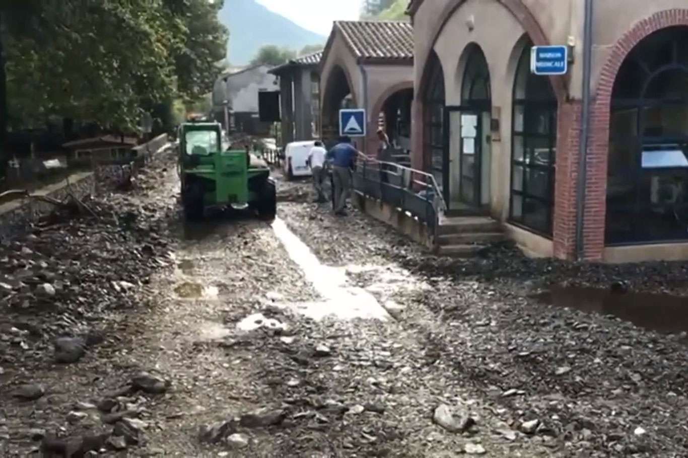 Fransa'da etkili olan sel hayatı olumsuz etkiledi