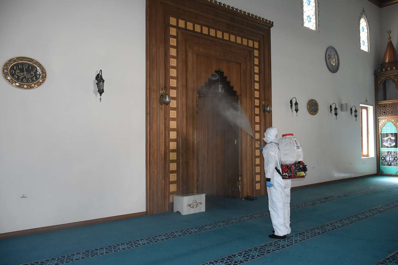 Gaziantep’te camiler düzenli olarak dezenfekte ediliyor