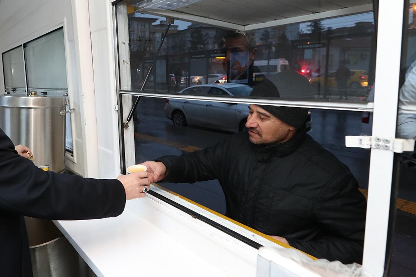 ​Gaziantep'te güne erken başlayan vatandaşlara her gün ücretsiz çorba ikramı