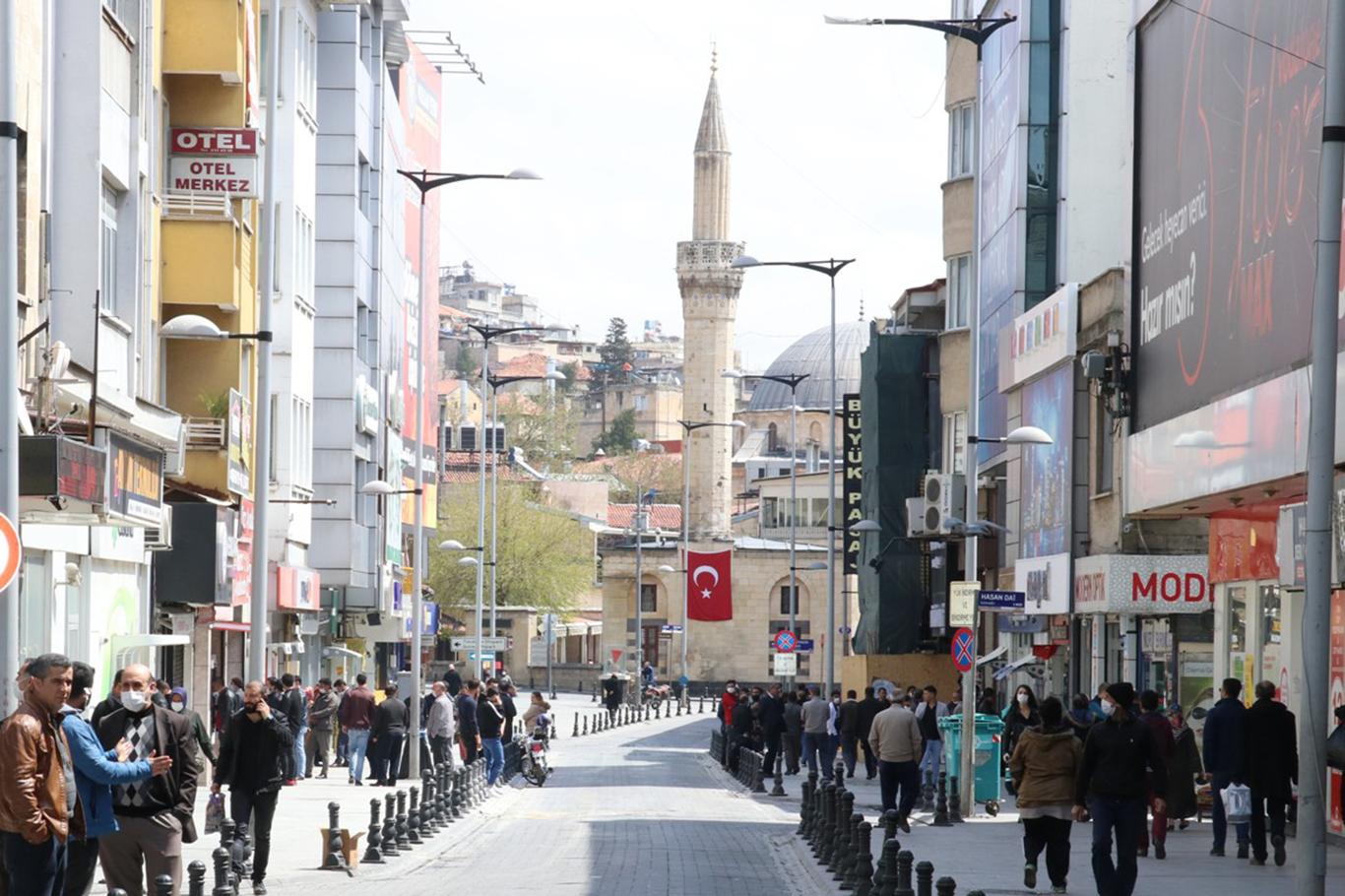 Gaziantep’te vatandaşlar güneşli havayı görünce ‘Evde Kal’madı