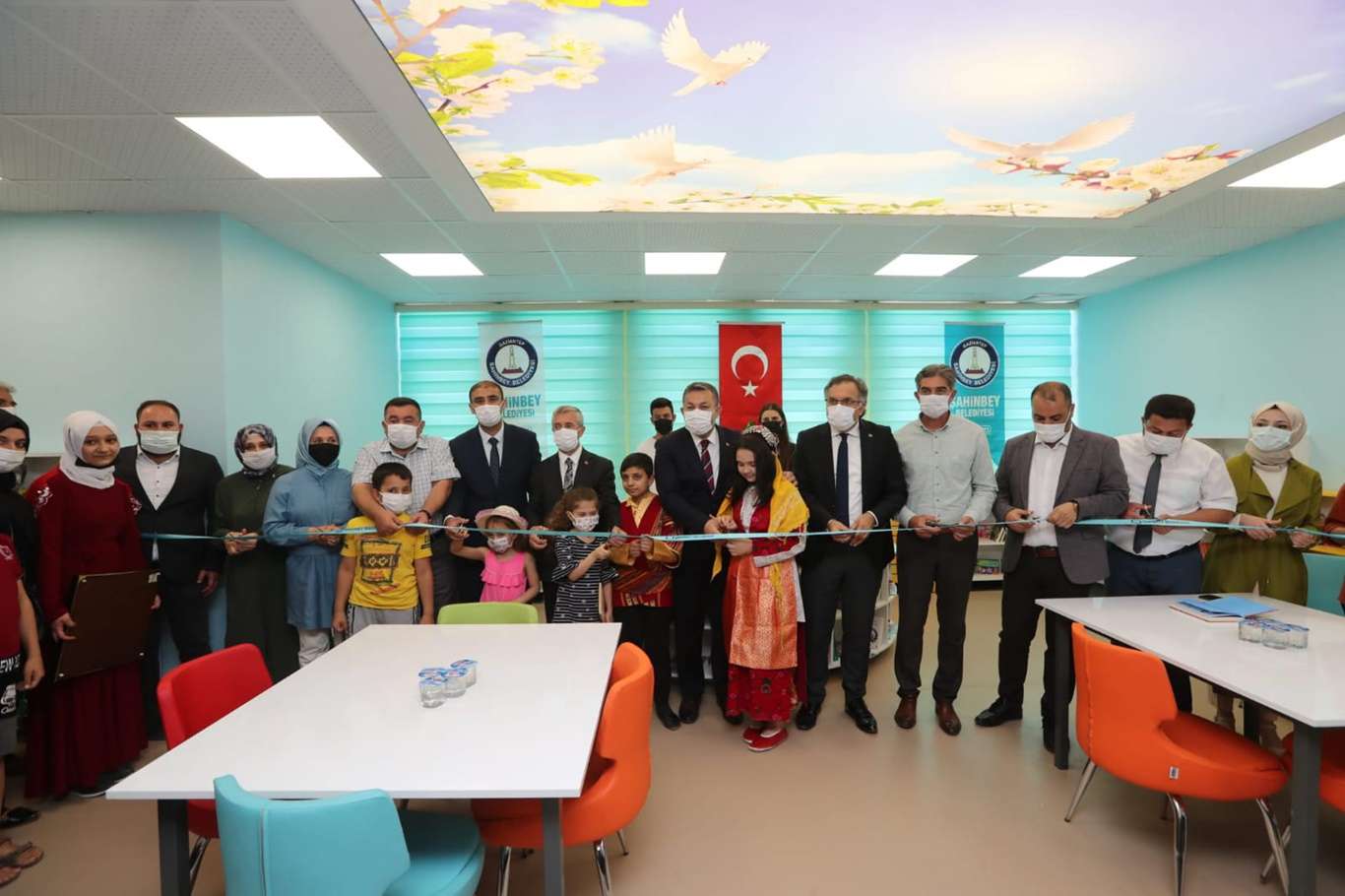 Gaziantep’te Z kütüphane ve halı saha açıldı