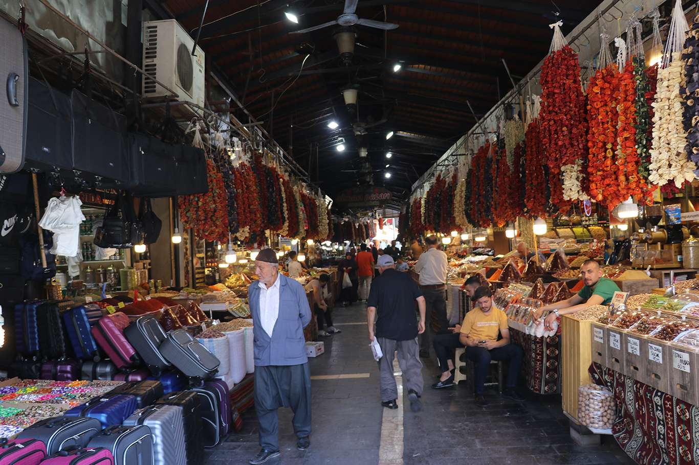 Gaziantep’teki tarihi çarşıların esnafı gurbetçileri bekliyor