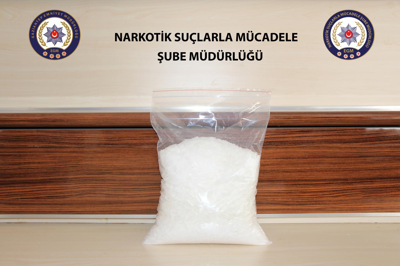 Durumlarından şüphelenilen 2 kişinin üzerinden uyuşturucu çıktı