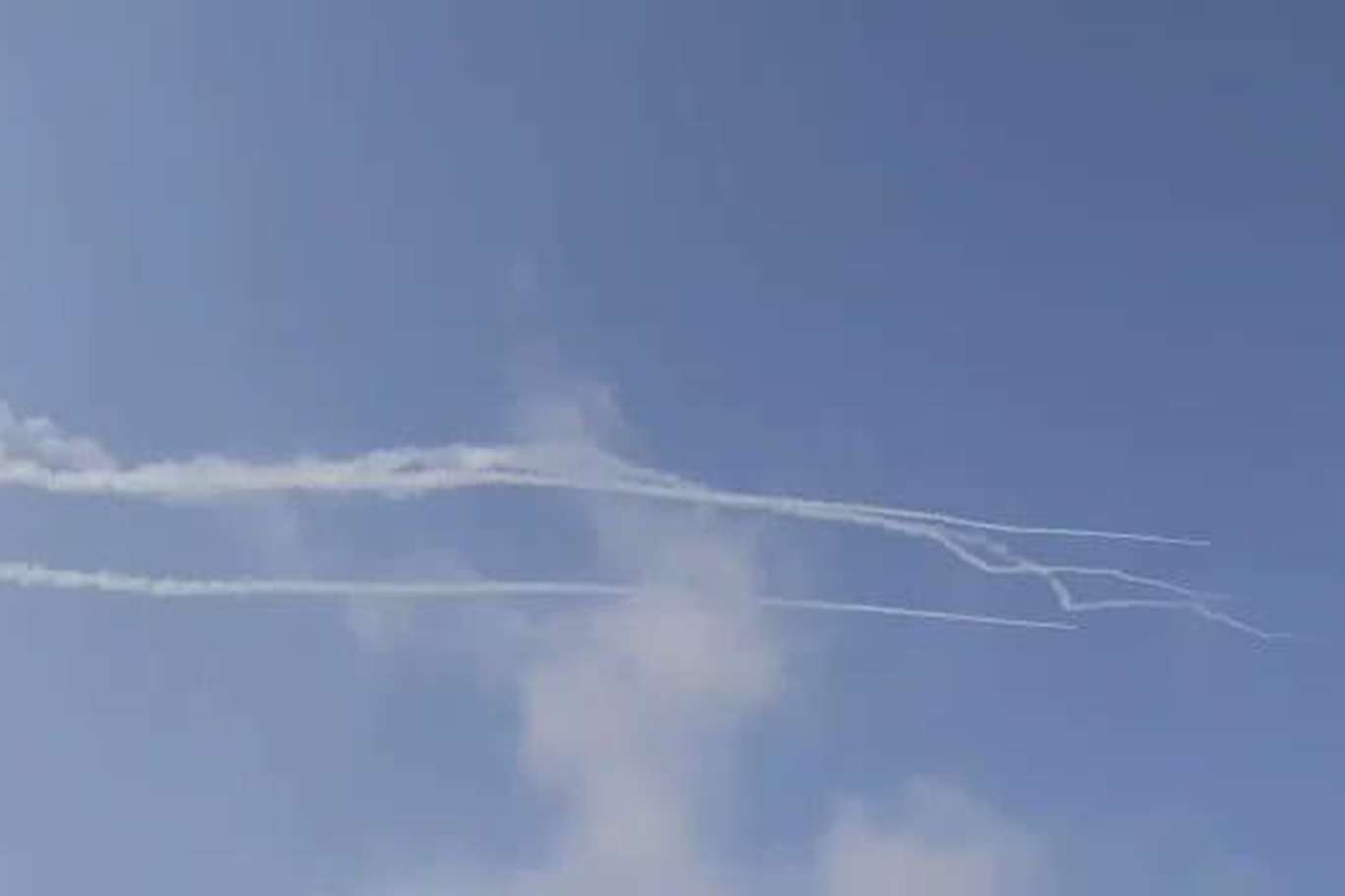 Gazze'den siyonist işgali altındaki Filistin'e ilk füzeler fırlatıldı