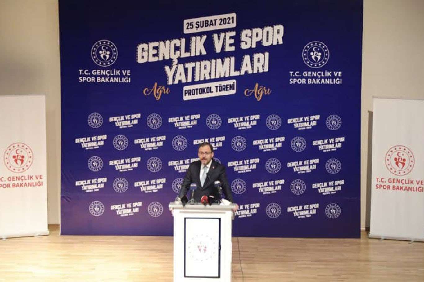 Bakan Kasapoğlu: Havuzlarımız Ağrılıların hizmetinde olacak