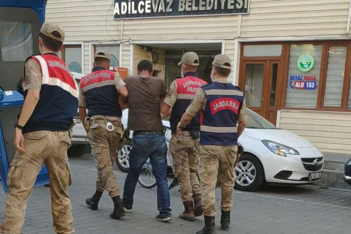 Göçmen kaçakçılığını yapan 2 şüpheli suçüstü yakalandı