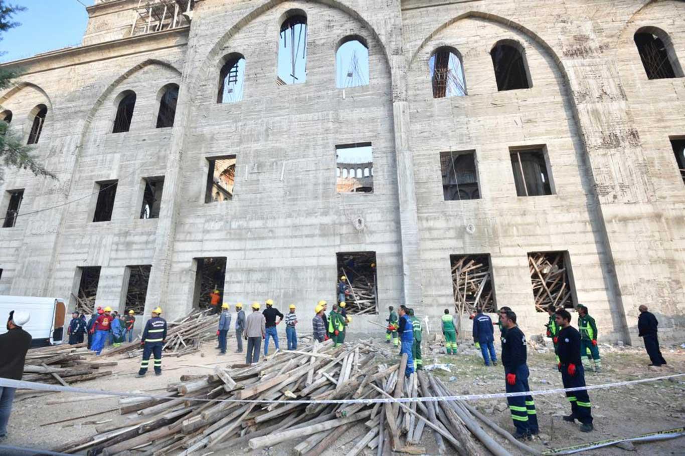 Göçük altındaki mühendisi arama çalışmalarında 24 saat geride kaldı