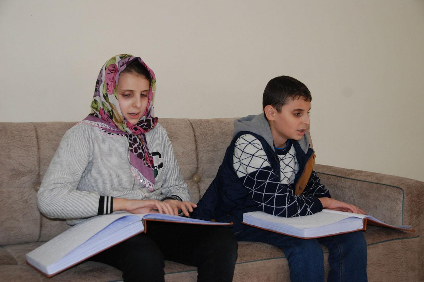 Görme engelli kardeşlerin Kur’an aşkı imrendiriyor
