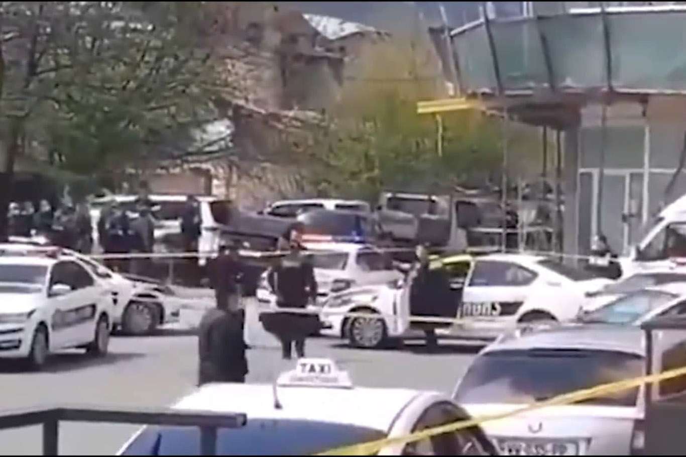 Gürcistan'da banka çalışanları ve müşteriler rehin alındı