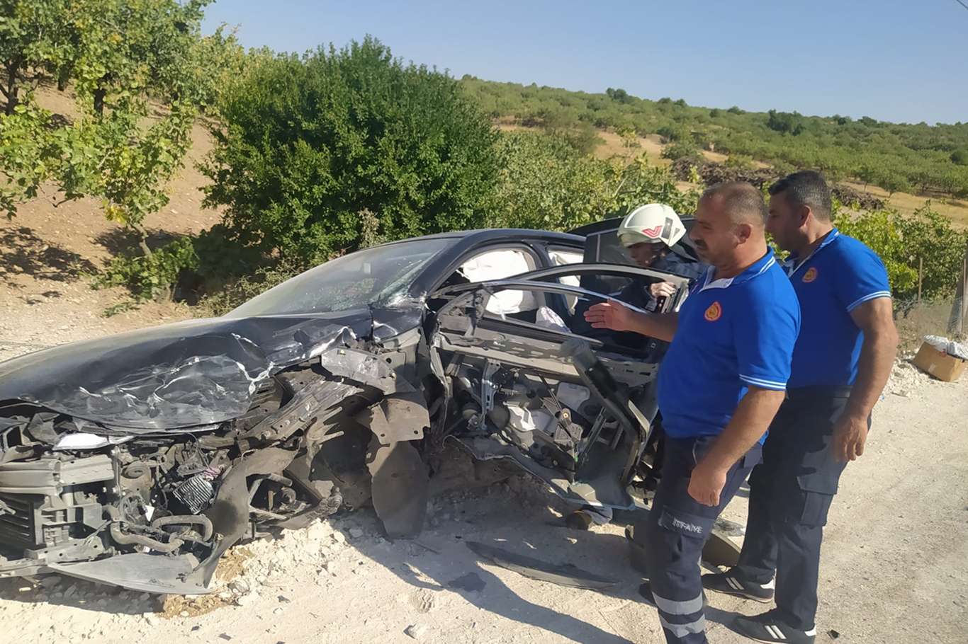 ​Hafif ticari araç ile otomobil çarpıştı: 4 yaralı