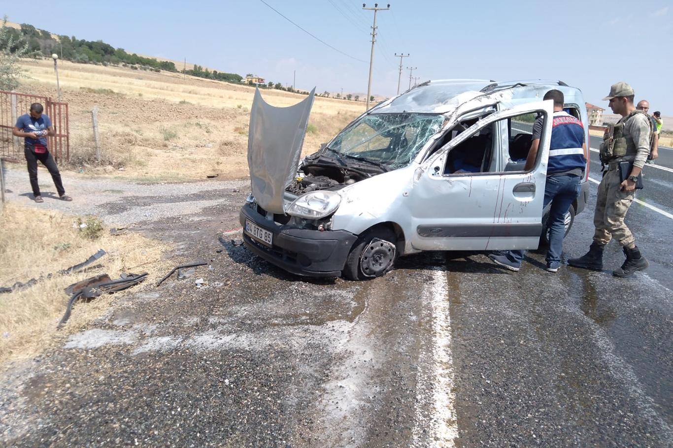Hafif ticari araç takla attı: 5 yaralı