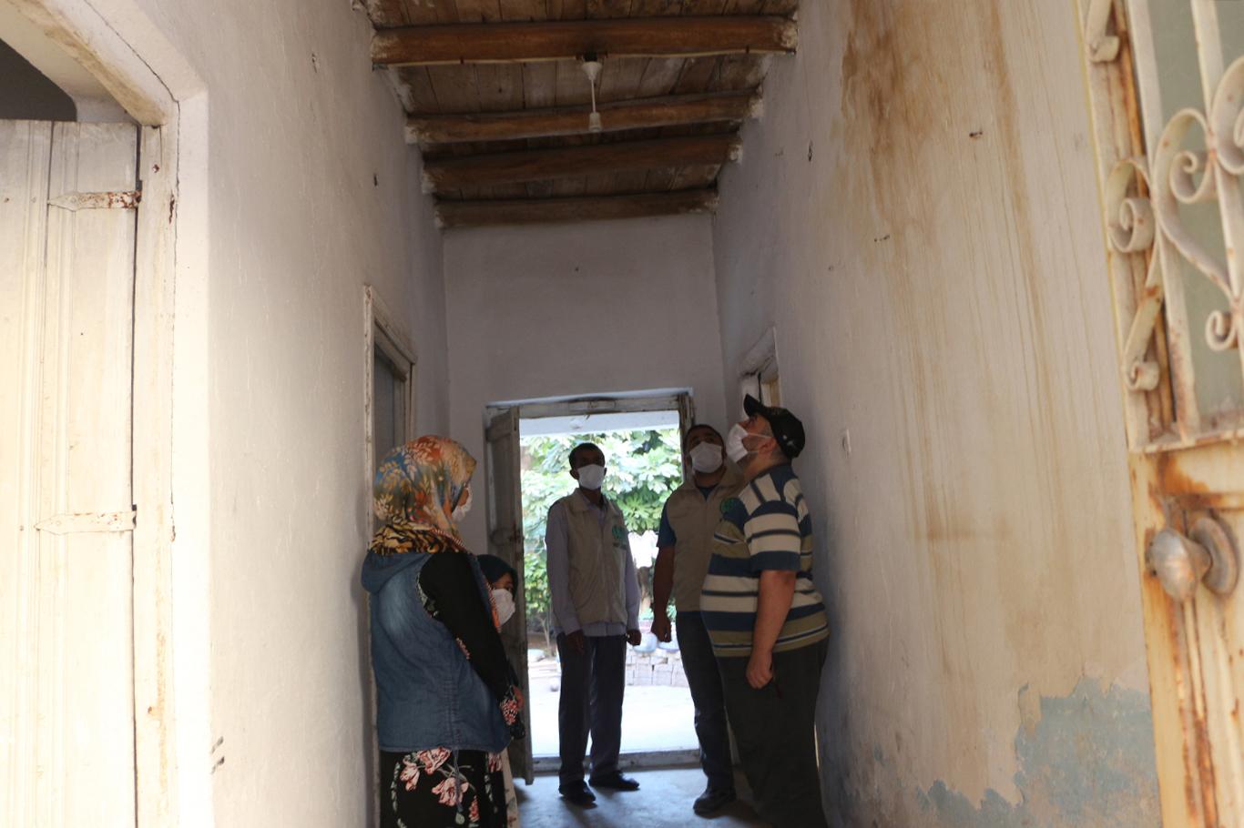 Harabe evde yaşamak zorunda kalan muhtaç aile hayırseverlerden yardım bekliyor