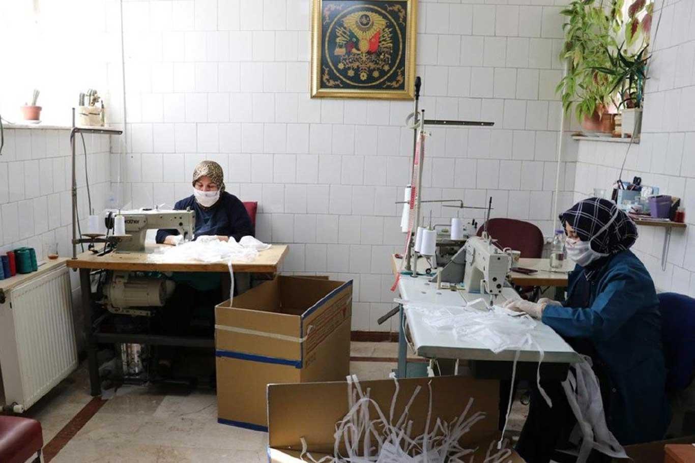 Hasta refakatçisi gönüllü olarak maske üretimine destek veriyor