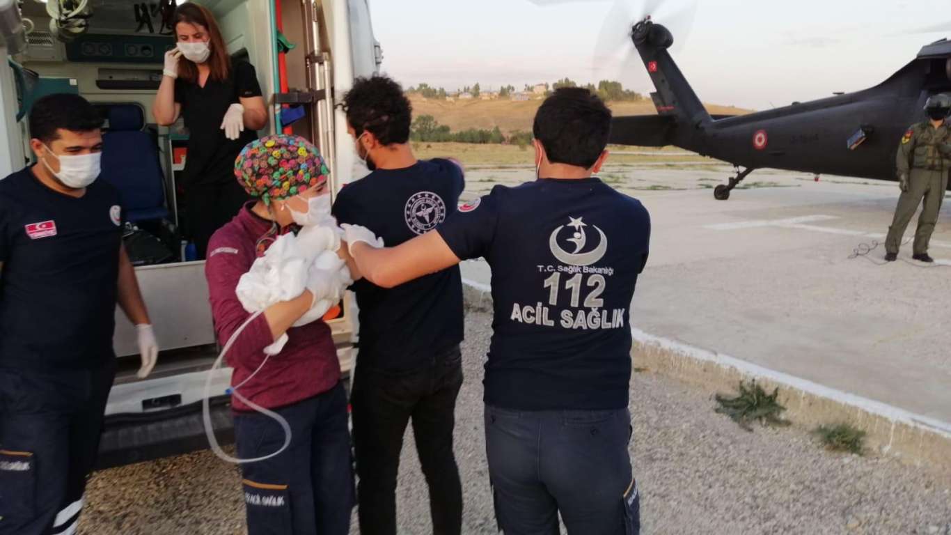 Hayati tehlikesi bulunan bebek helikopterle Van’dan Batman’a sevk edildi