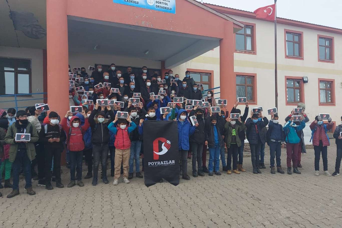  Hayırsever işadamlarından öğrencilere tablet hediye edildi