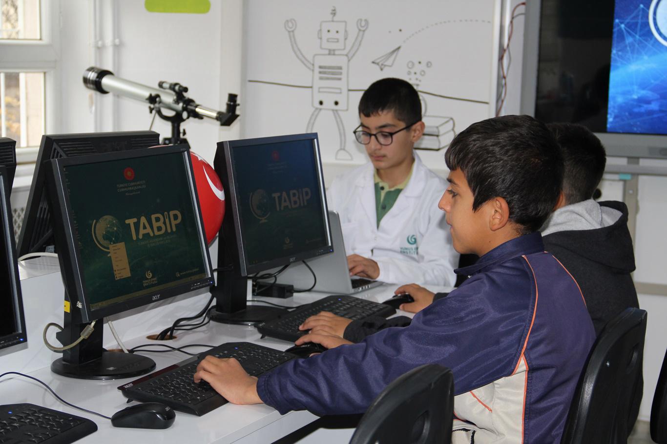 "Hedefimiz bilim üreten ve icat yapan bir nesil yetiştirmek"