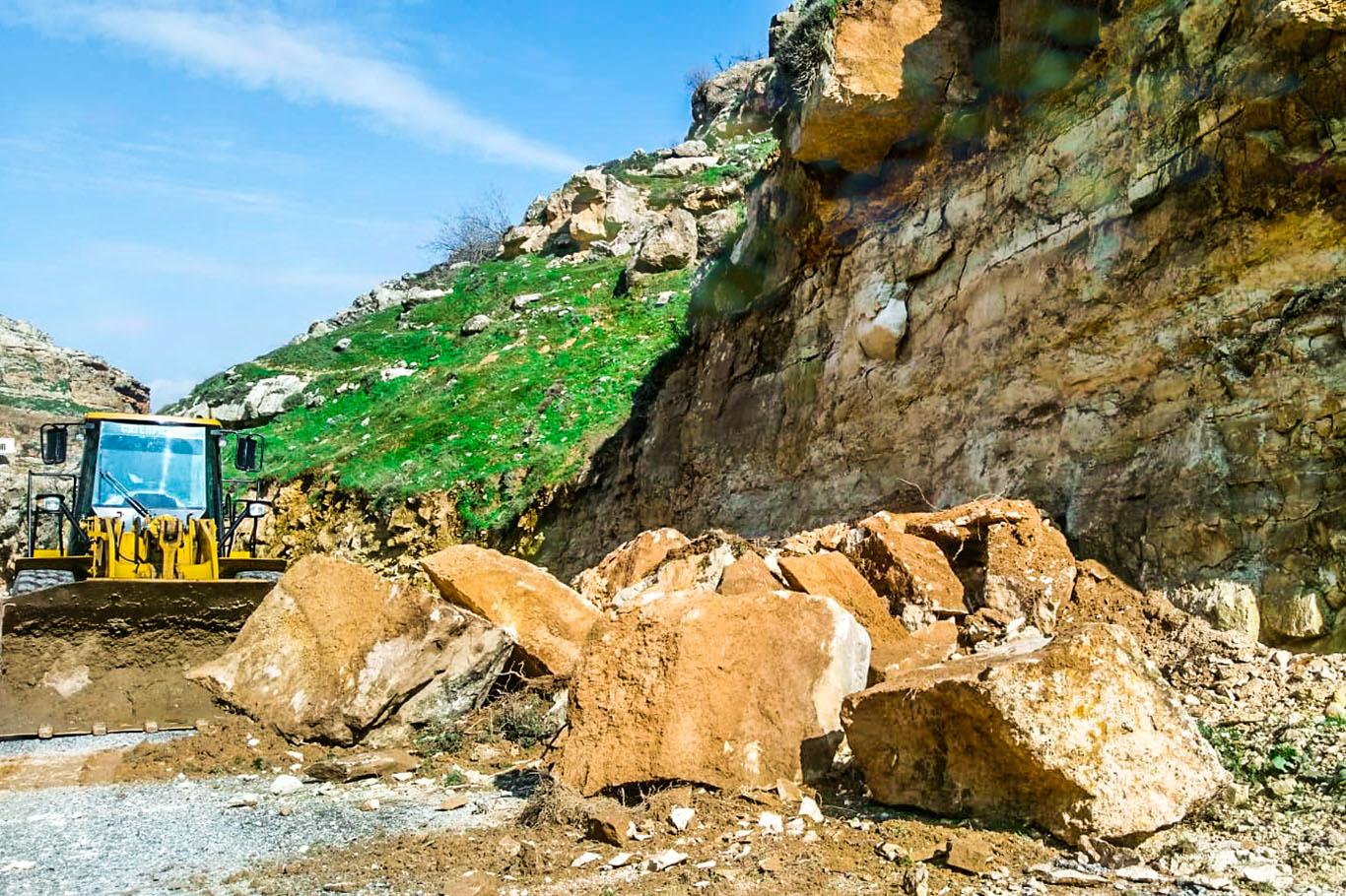 Heyelan nedeniyle kapanan yol açıldı