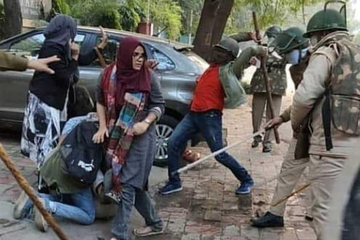 Hindistan'da ayırımcı vatandaşlık yasası protestoları büyüyor