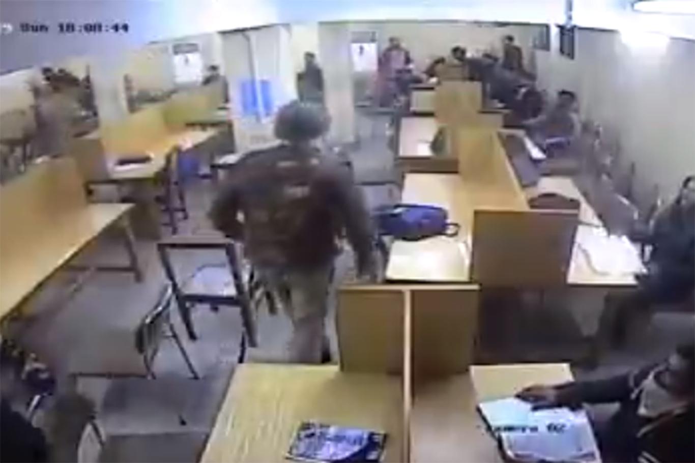 Hindu polisinin öğrencilere saldırısını gösteren yeni görüntüler ortaya çıktı