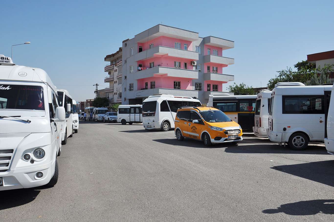 Hırsızların silahla tehdit ettiği minibüs şoförleri kontak kapattı