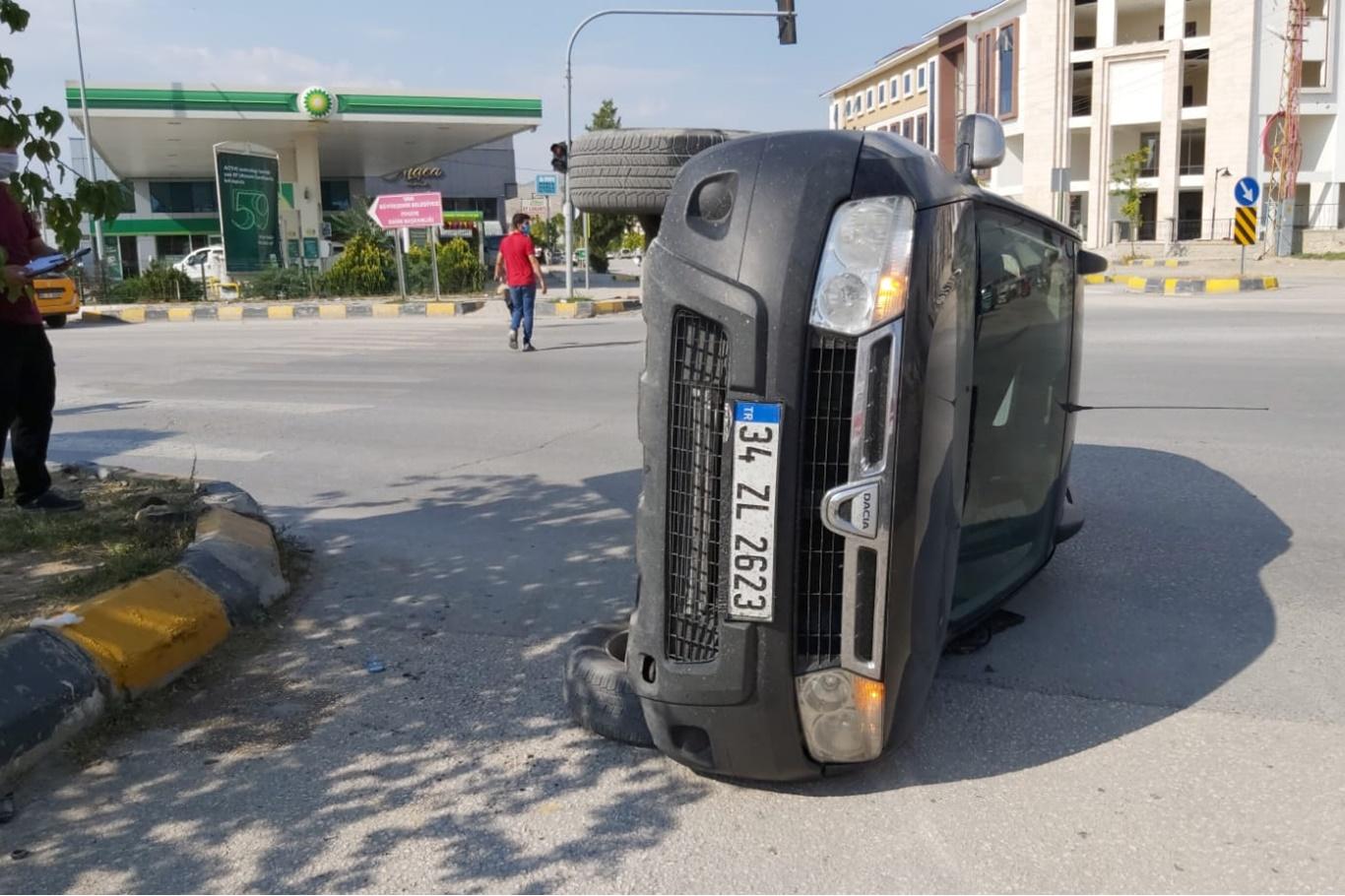 Hızını alamayan araç kaldırıma çarparak yan yattı