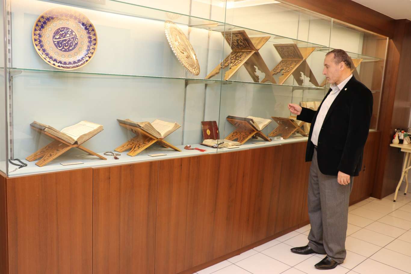 Hobi olarak topladığı sanat eserlerinden galeri oluşturdu