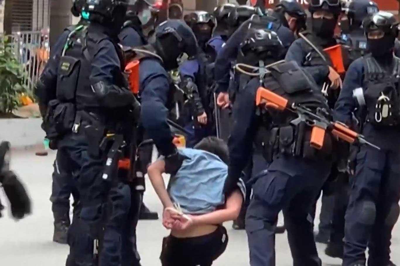 Hong Kong polisi ile göstericiler arasında gerginlik tırmanıyor