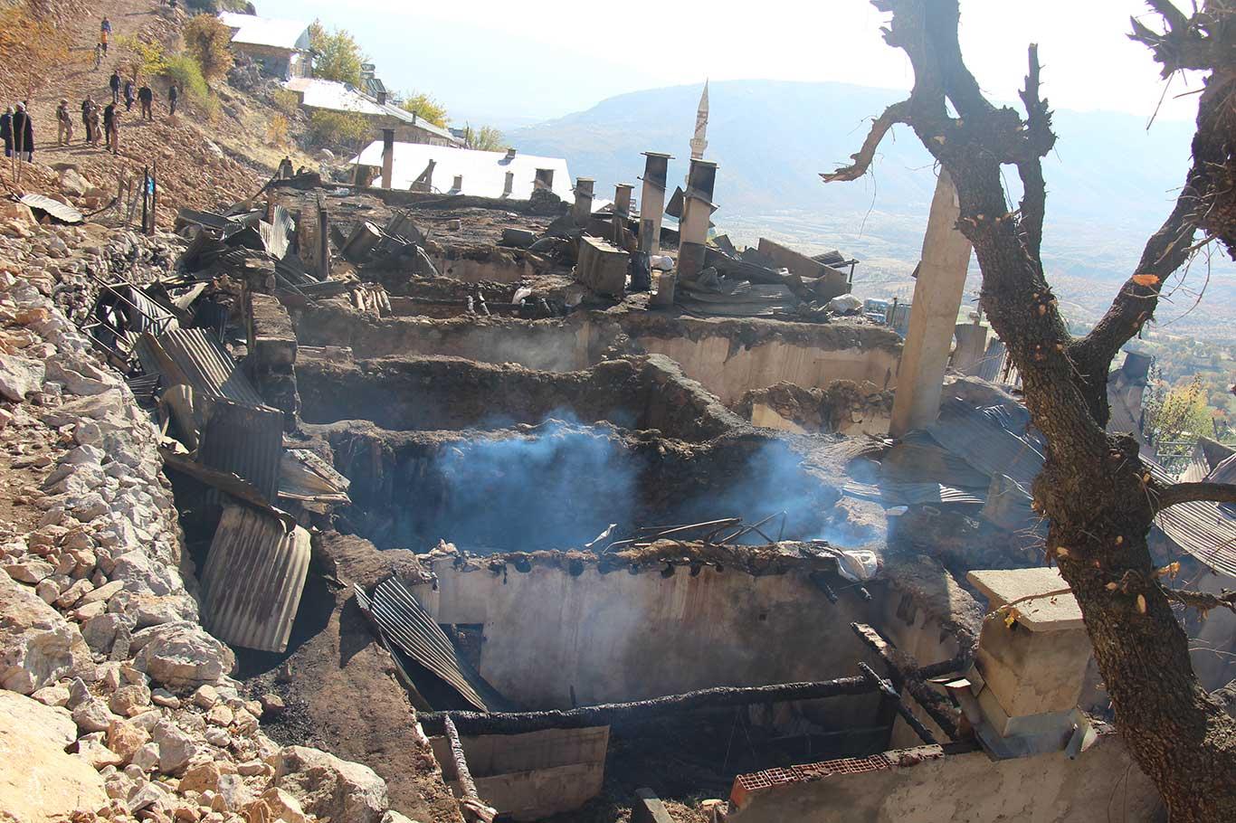 ​HÜDA PAR Elazığ İl Başkanlığından evleri yanan köylülere ziyaret