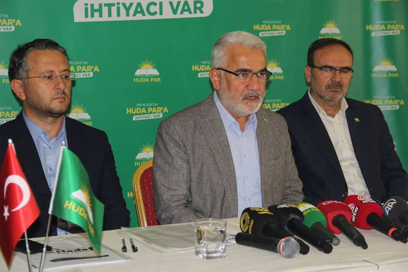 HÜDA PAR Genel Başkanı Yapıcıoğlu, Van'da basın mensuplarıyla bir araya geldi