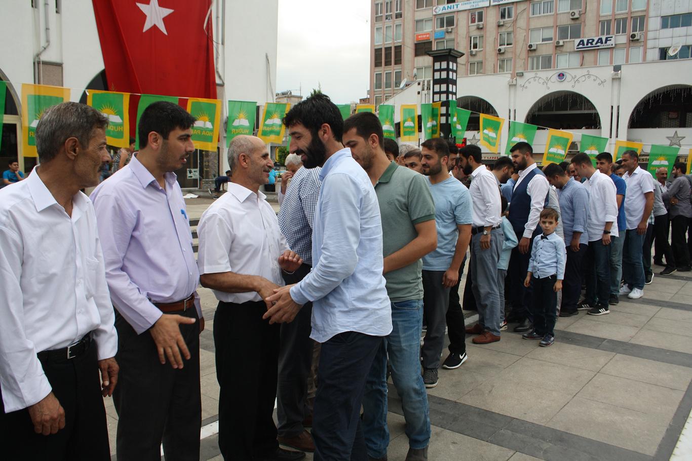 HÜDA PAR Mersin’de halkla bayramlaşma programı düzenledi