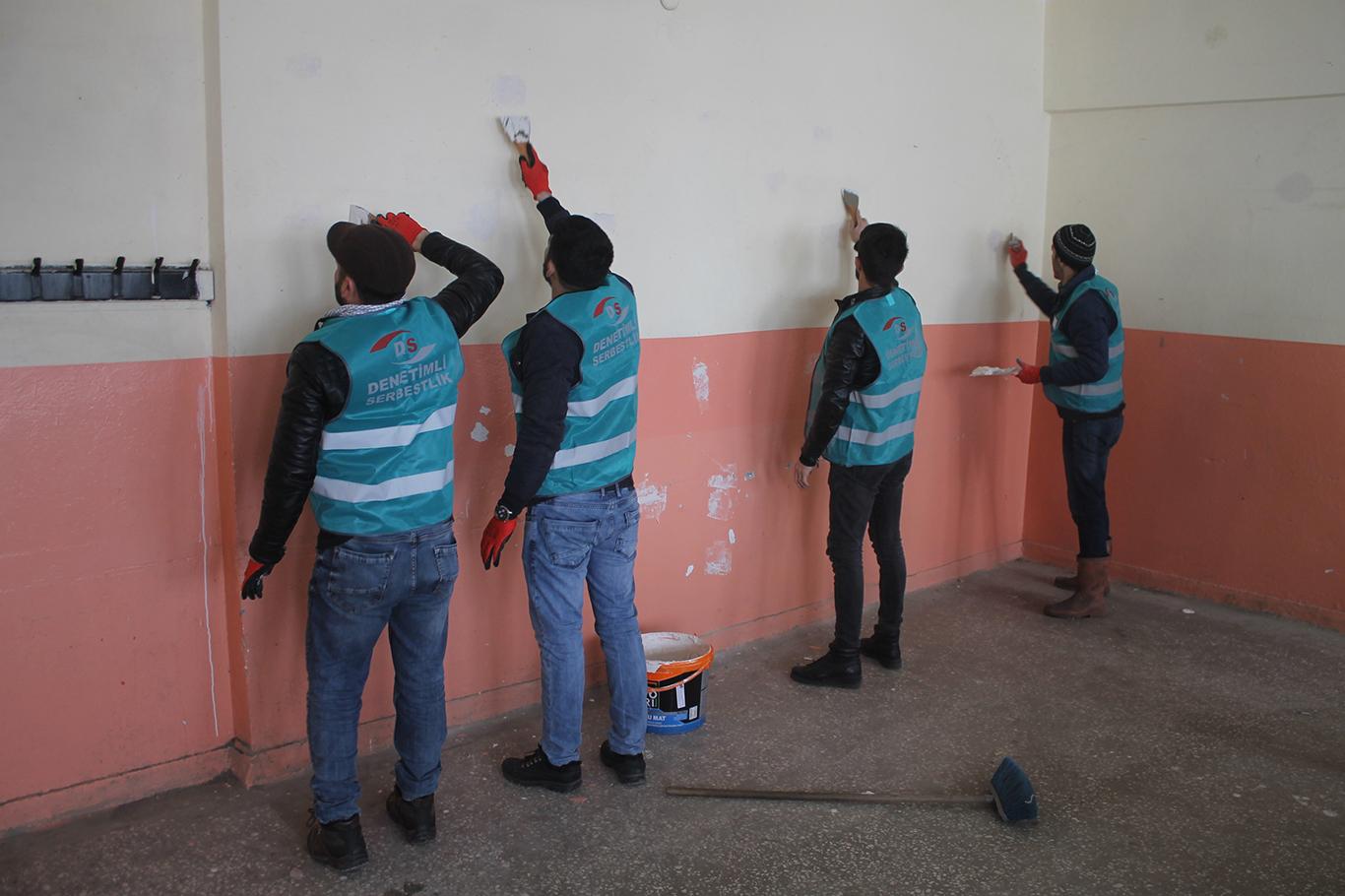 Hükümlüler okul temizleyip tadilat yaptı