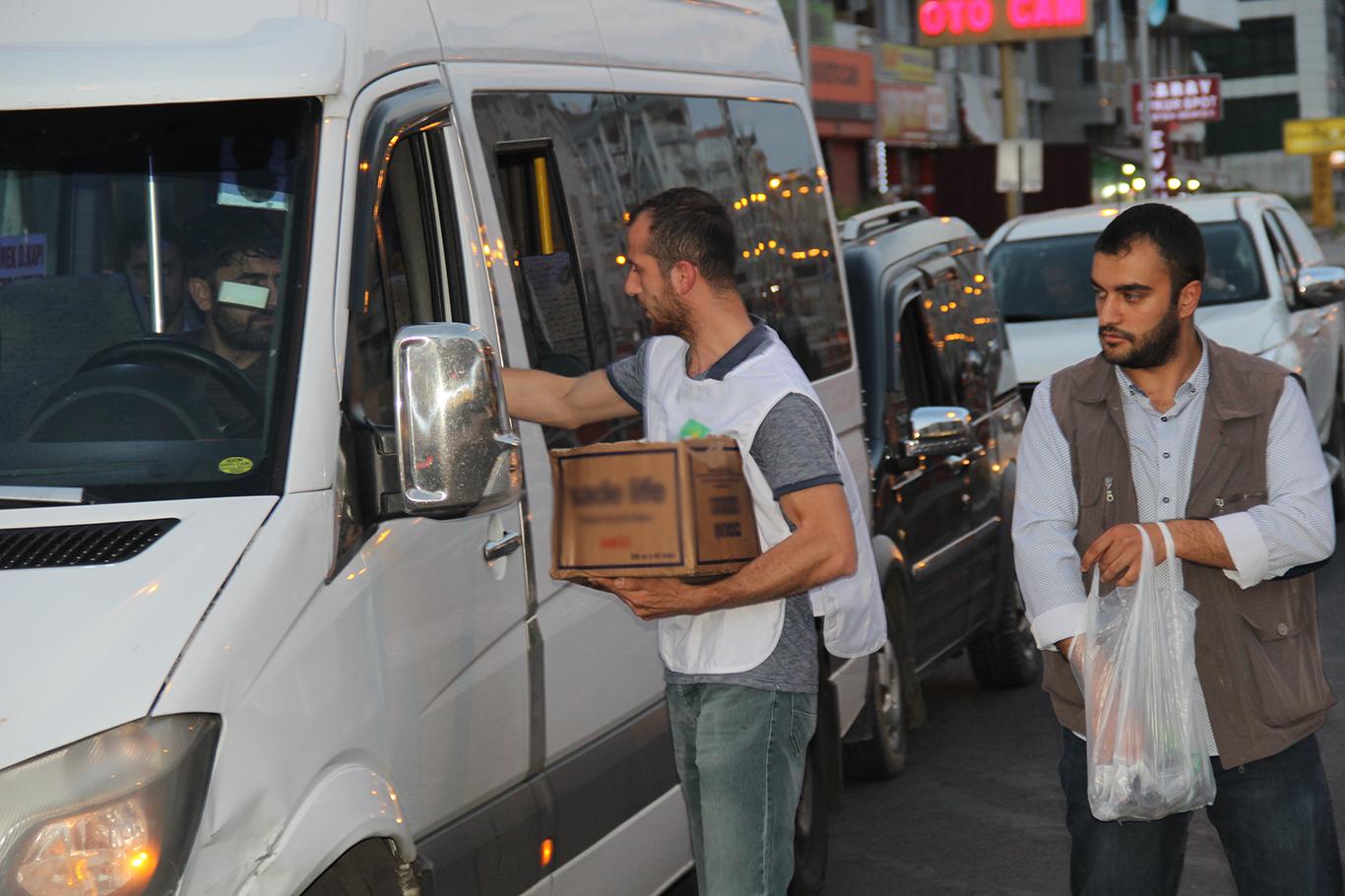 İftar öncesi sürücülere su ve hurma ikramı