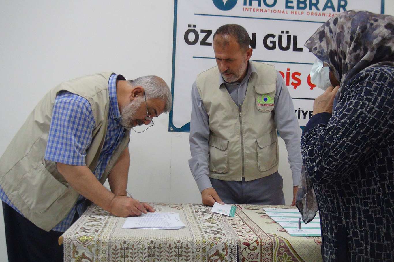 IHO EBRAR Adıyaman'da onlarca aileye hediye çeki dağıttı