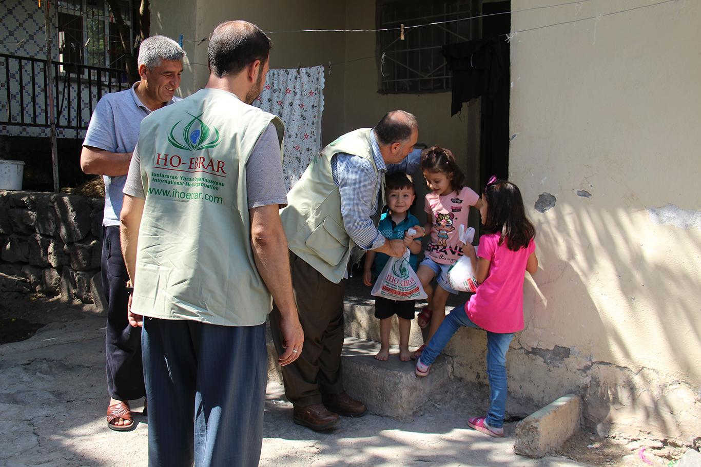 IHO-EBRAR Suriyeli ailelere kurban eti dağıttı