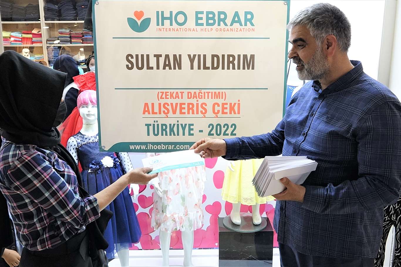 İHO EBRAR Van’da bayram öncesi yetimlerin yüzünü güldürdü