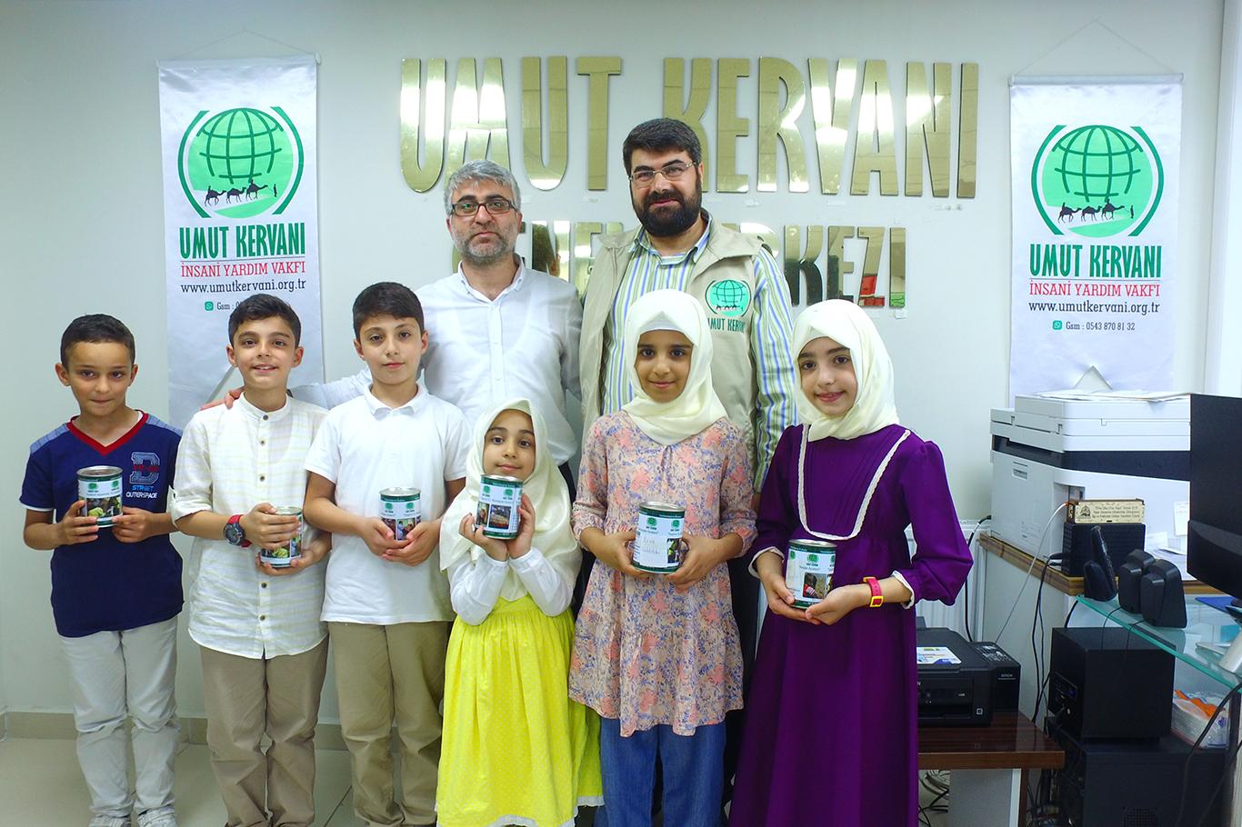 ​İlkokul öğrencileri biriktirdikleri paraları muhtaçlar için bağışladı
