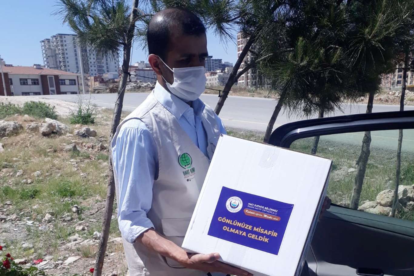 İmam hatip ortaokul öğrencileri yardıma muhtaç ailelere gıda kolisi dağıttı