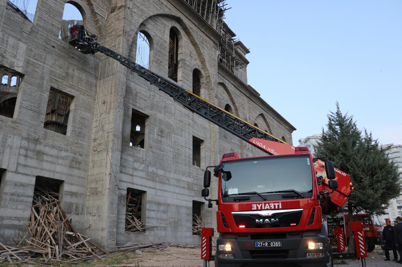 İskelenin altında kalan mühendise halen ulaşılamadı