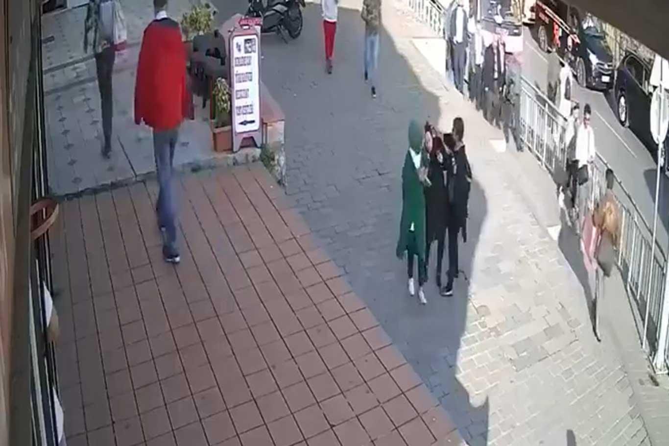 İslam düşmanı kadın başörtülülere saldırdı peygamberlere hakaret etti