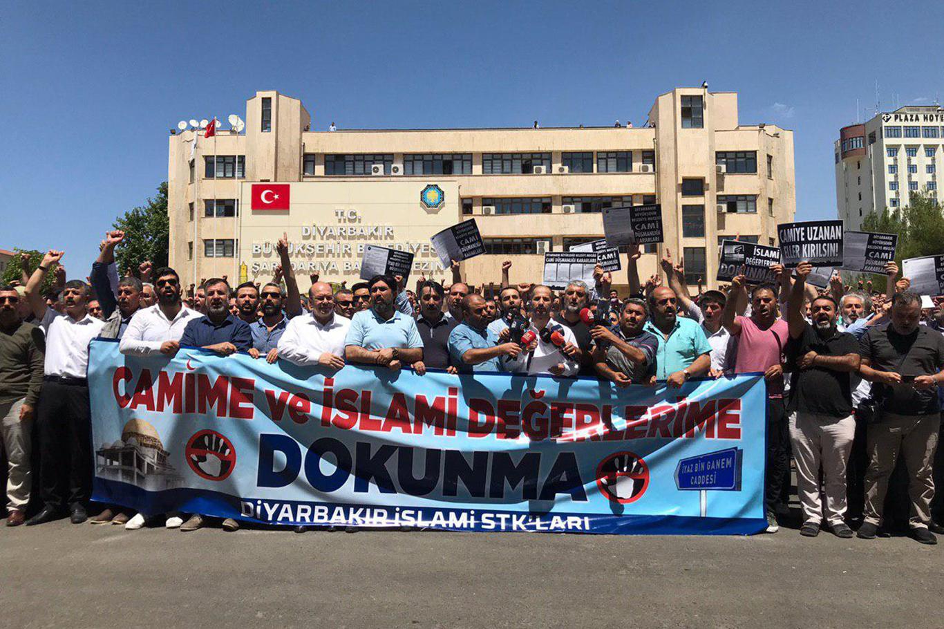 İslam karşıtı uygulamalara Diyarbakır Büyükşehir Belediyesi önünde kitlesel tepki