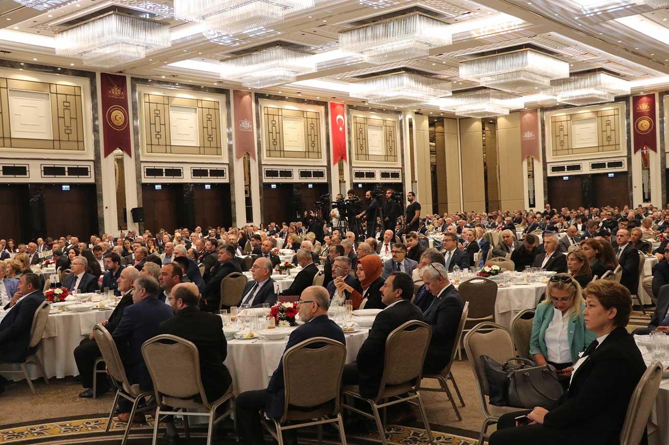 İstanbul Valisi Yerlikaya muhtarlarla bir araya geldi