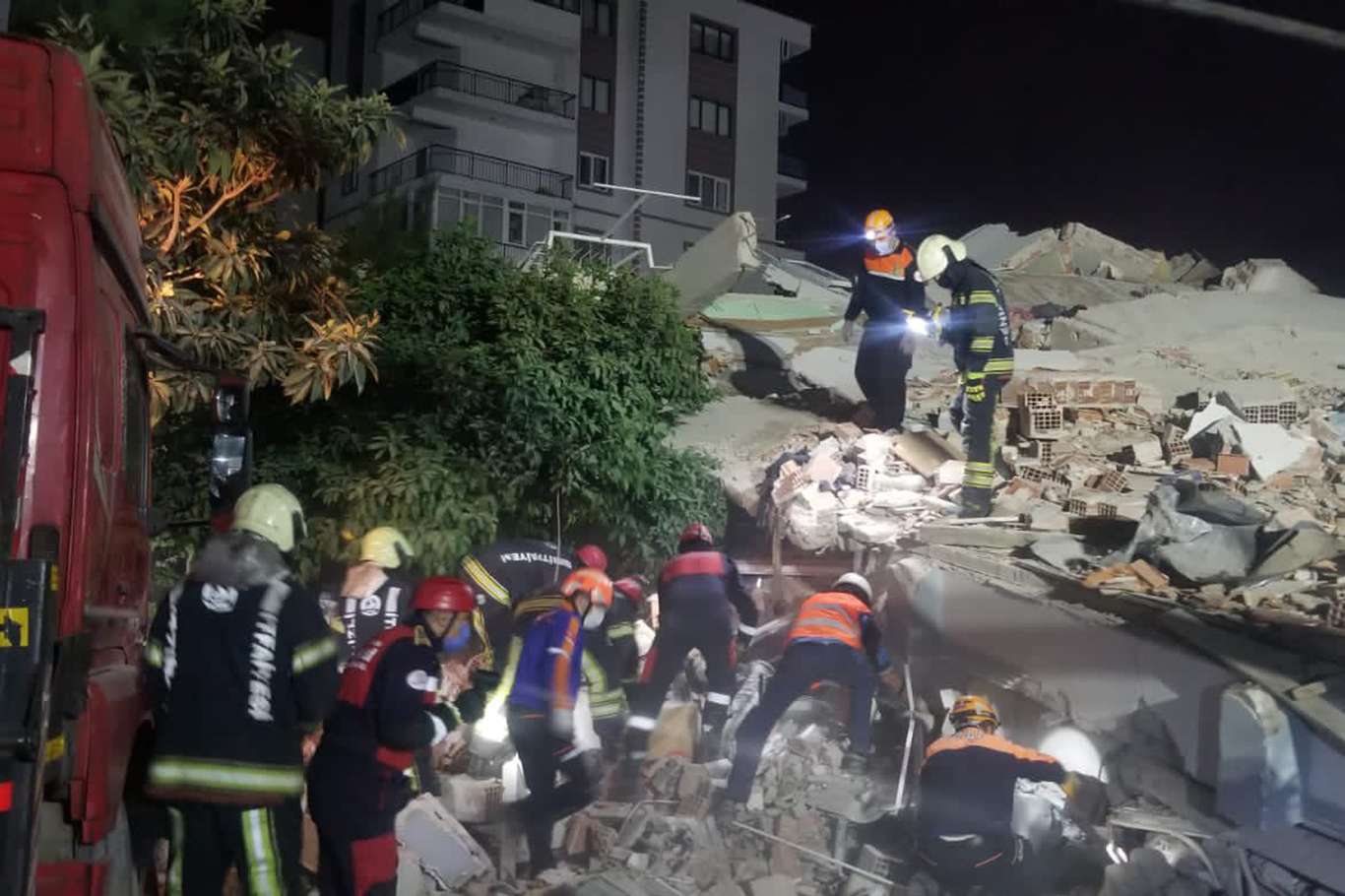 İzmir'deki depremde can kaybı 17'ye yaralı sayısı ise 709'a yükseldi