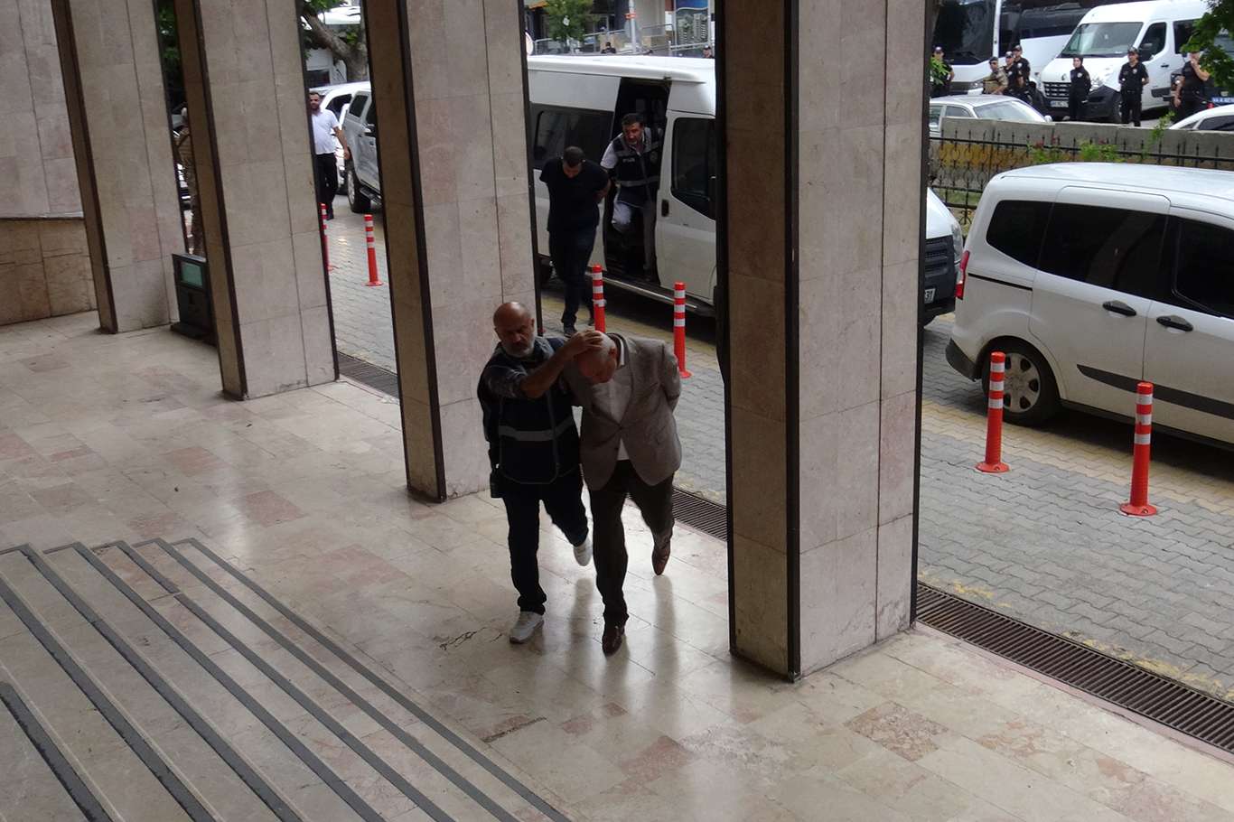Kafedeki silahlı kavganın şüphelileri Adliye’ye getirildi